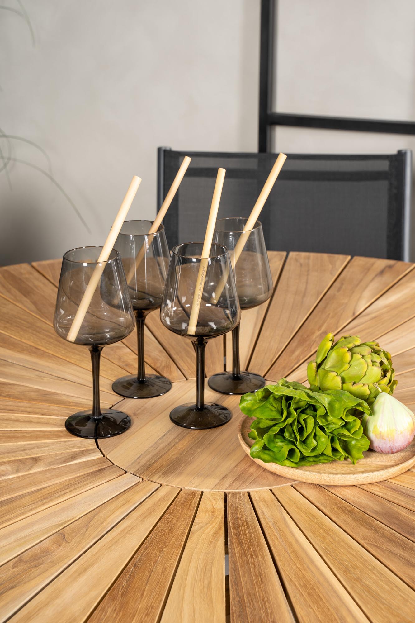 Mexiko Outdoor-Tischset + Santorini ⌀140cm/6St. in Schwarz präsentiert im Onlineshop von KAQTU Design AG. Gartentischset ist von Venture Home
