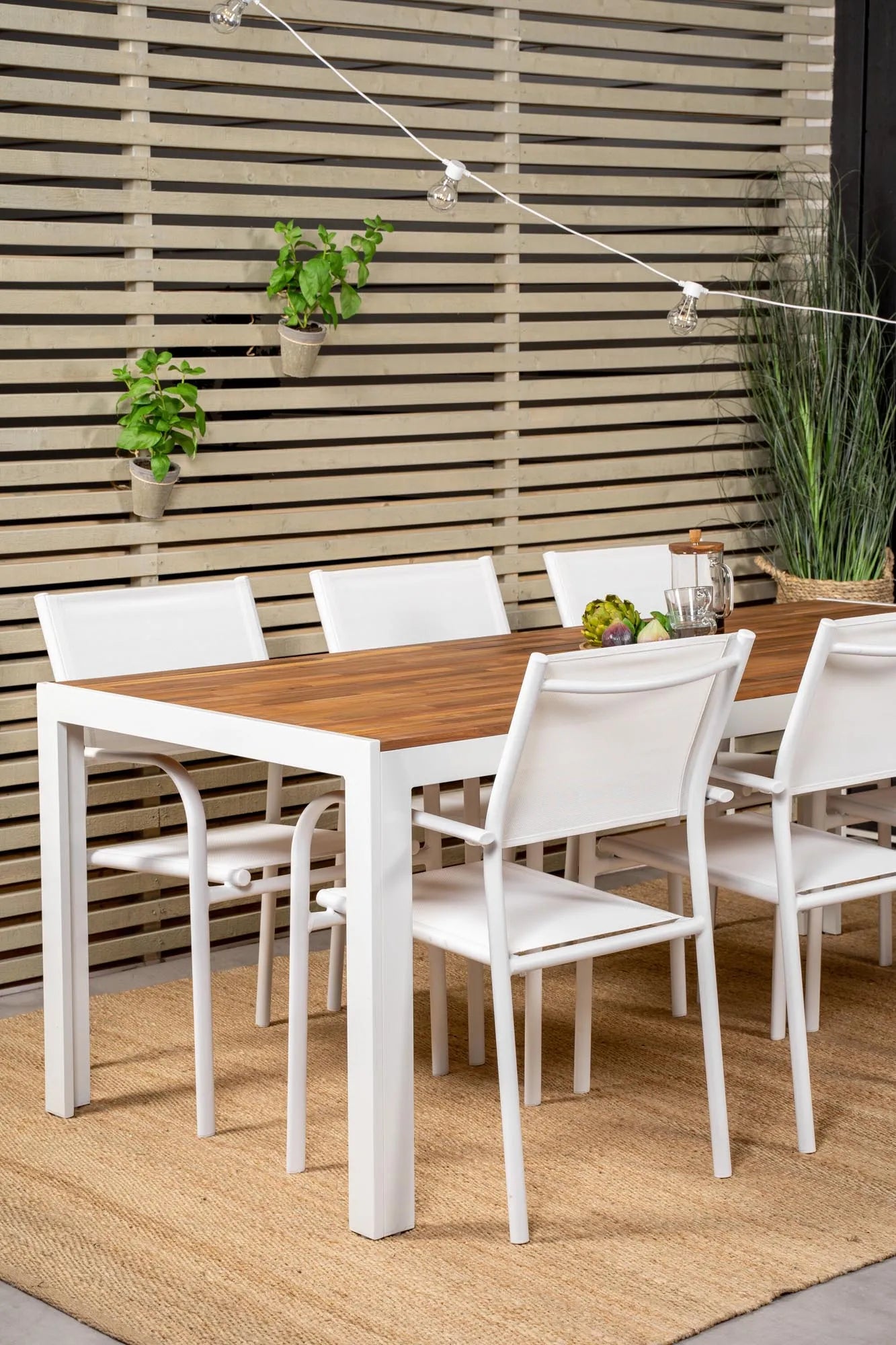 Robustes Tischset für 6: Perfekt für gesellige Outdoor-Abende.