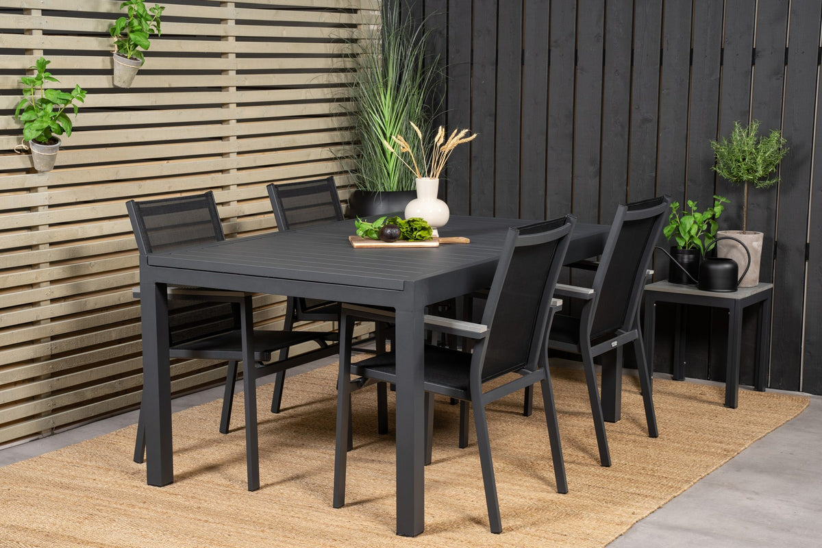 Schwarzes Gartentischset aus Aluminium: ausziehbarer Marbella Tisch mit stapelbaren Parma Armstühlen, pulverbeschichtete Oberfläche.