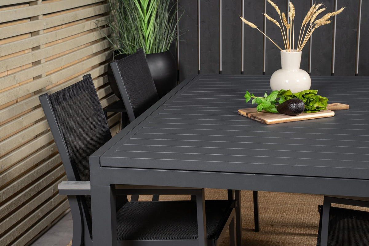 Schwarzes Gartentischset aus Aluminium: ausziehbarer Marbella Tisch mit stapelbaren Parma Armstühlen, pulverbeschichtete Oberfläche.