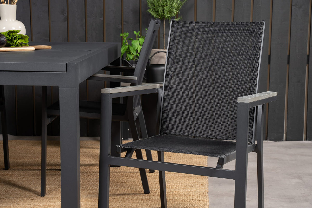 Schwarzes Gartentischset aus Aluminium: ausziehbarer Marbella Tisch mit stapelbaren Parma Armstühlen, pulverbeschichtete Oberfläche.