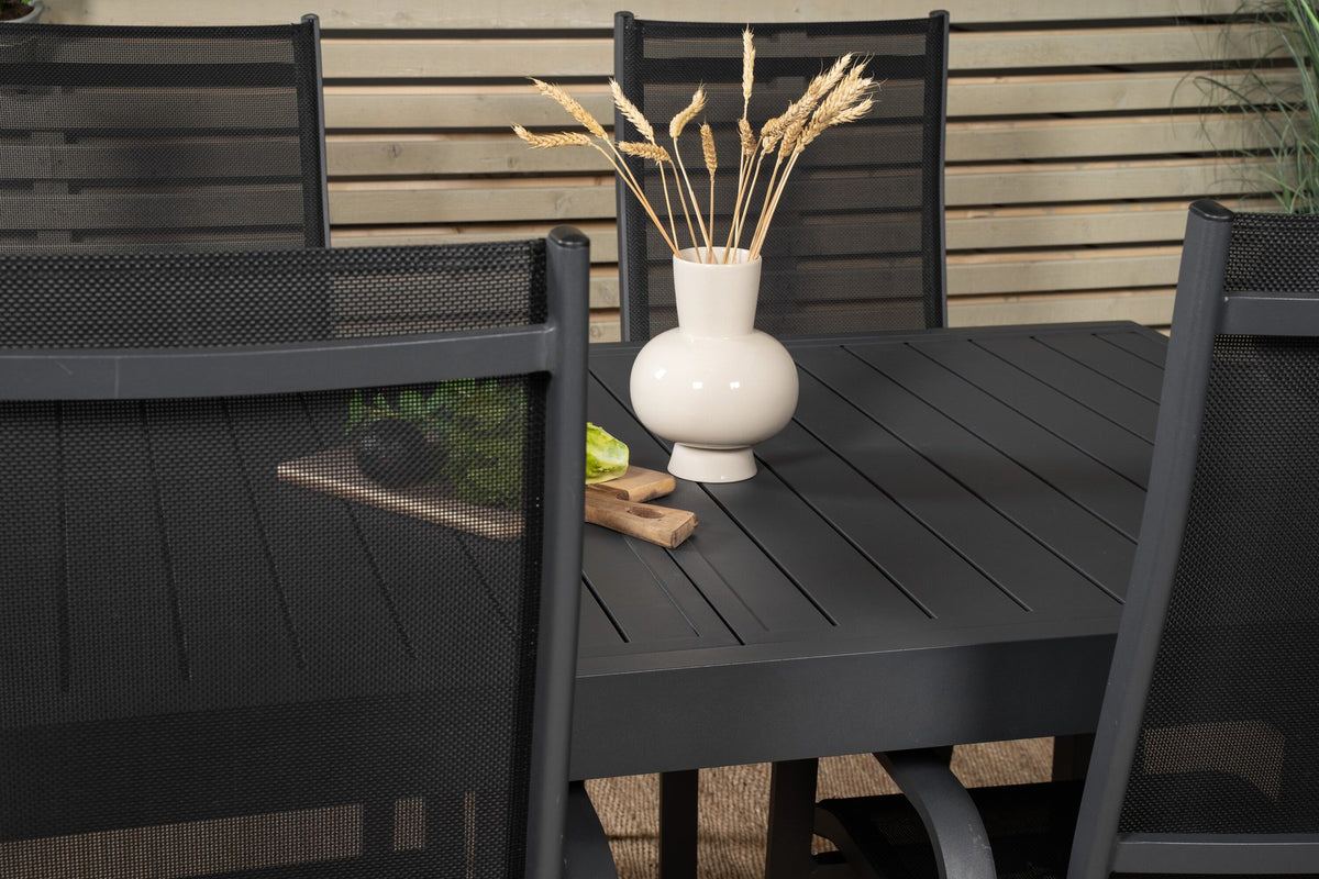 Schwarzes Aluminium-Gartentischset Marbella mit ausziehbarer Tischplatte und acht pulverbeschichteten Copacabana-Stühlen im Outdoor-Bereich