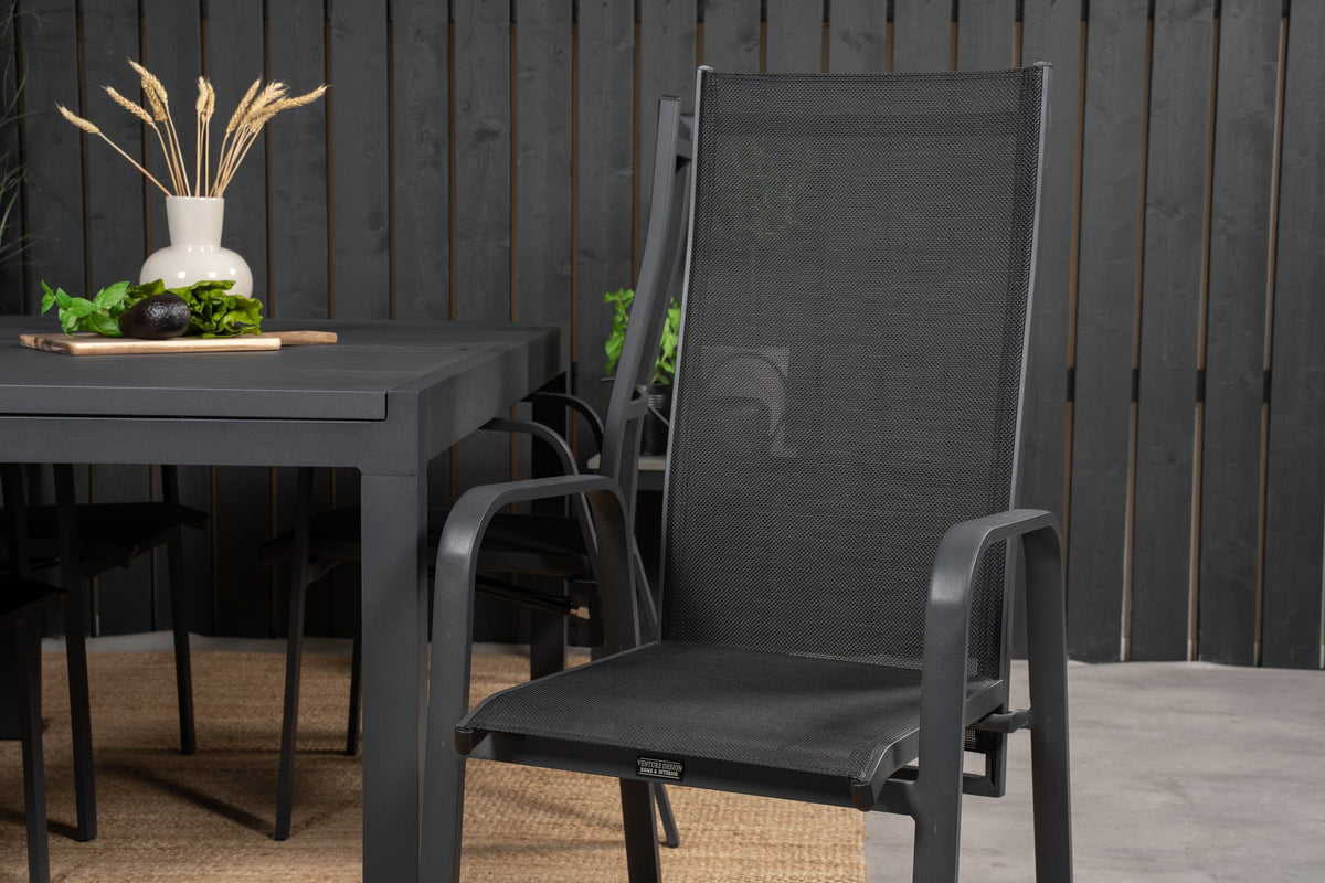 Schwarzes Aluminium-Gartentischset Marbella mit ausziehbarer Tischplatte und acht pulverbeschichteten Copacabana-Stühlen im Outdoor-Bereich
