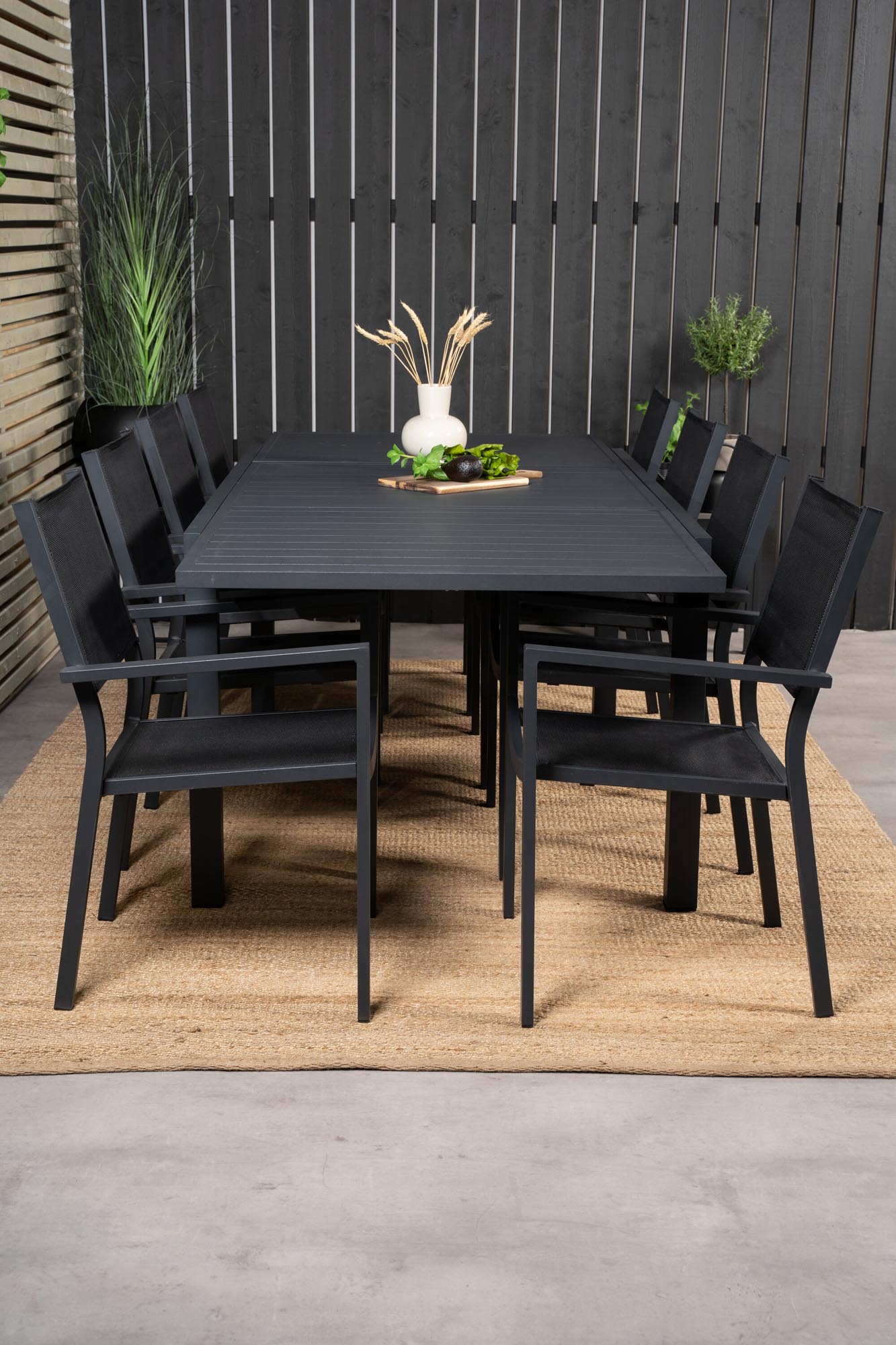Marbella Outdoor-Tischset ausziehbar + Copacabana Stacking 240cm/8St. in Schwarz präsentiert im Onlineshop von KAQTU Design AG. Gartentischset ist von Venture Home