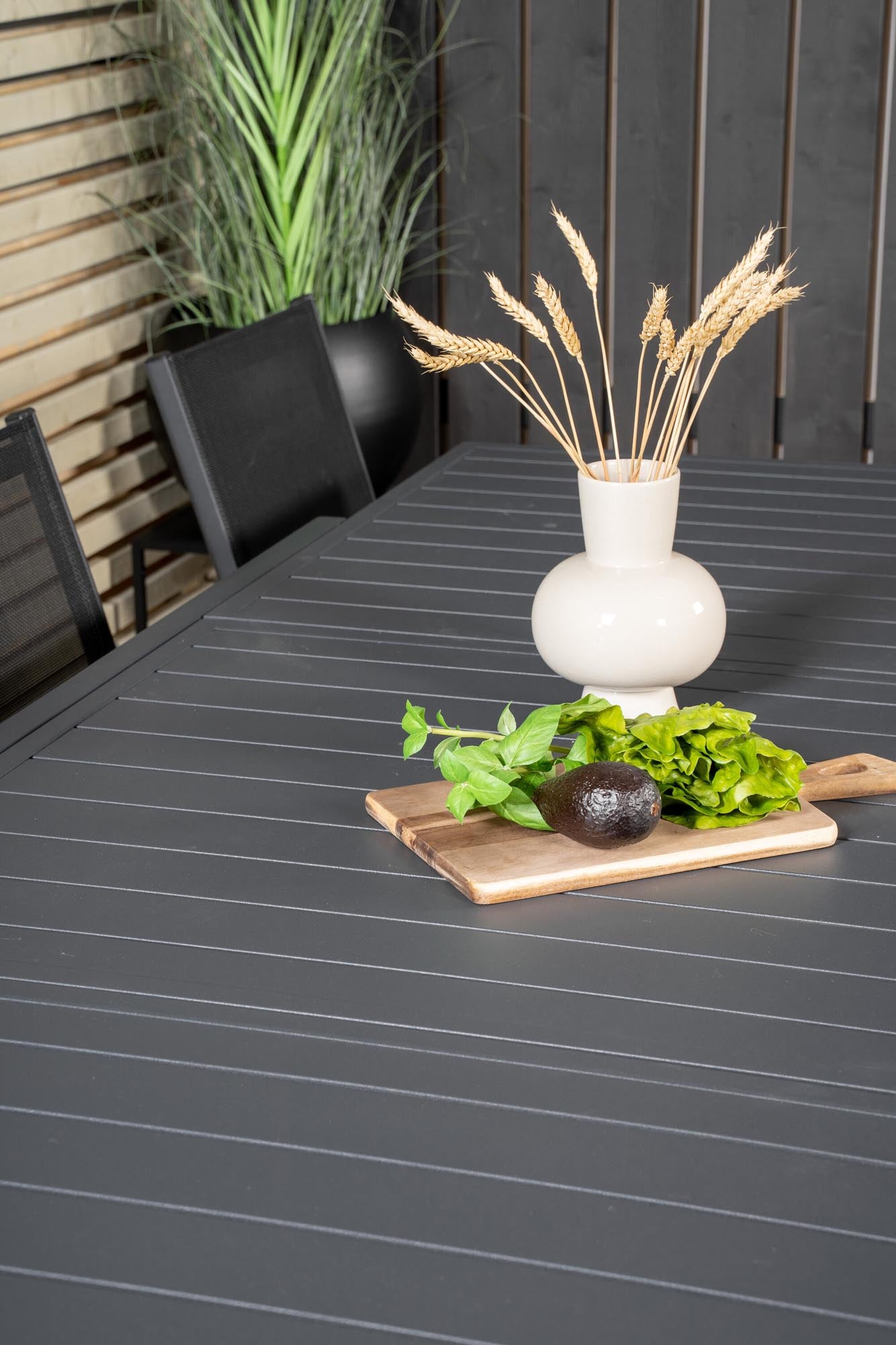 Marbella Gartentisch 160/240 + Parma Arm Stuhl (stapelbar) in Schwarzgrau präsentiert im Onlineshop von KAQTU Design AG. Gartentischset ist von Venture Home