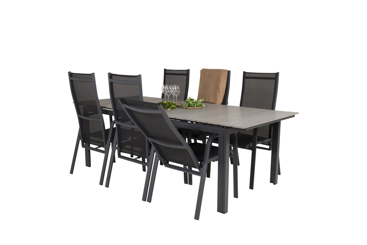 Rechteckiger Gartentisch mit grauer Aintwood-Platte und Aluminiumgestell, daneben zwei stapelbare Copacabana-Relaxsessel in Schwarz.