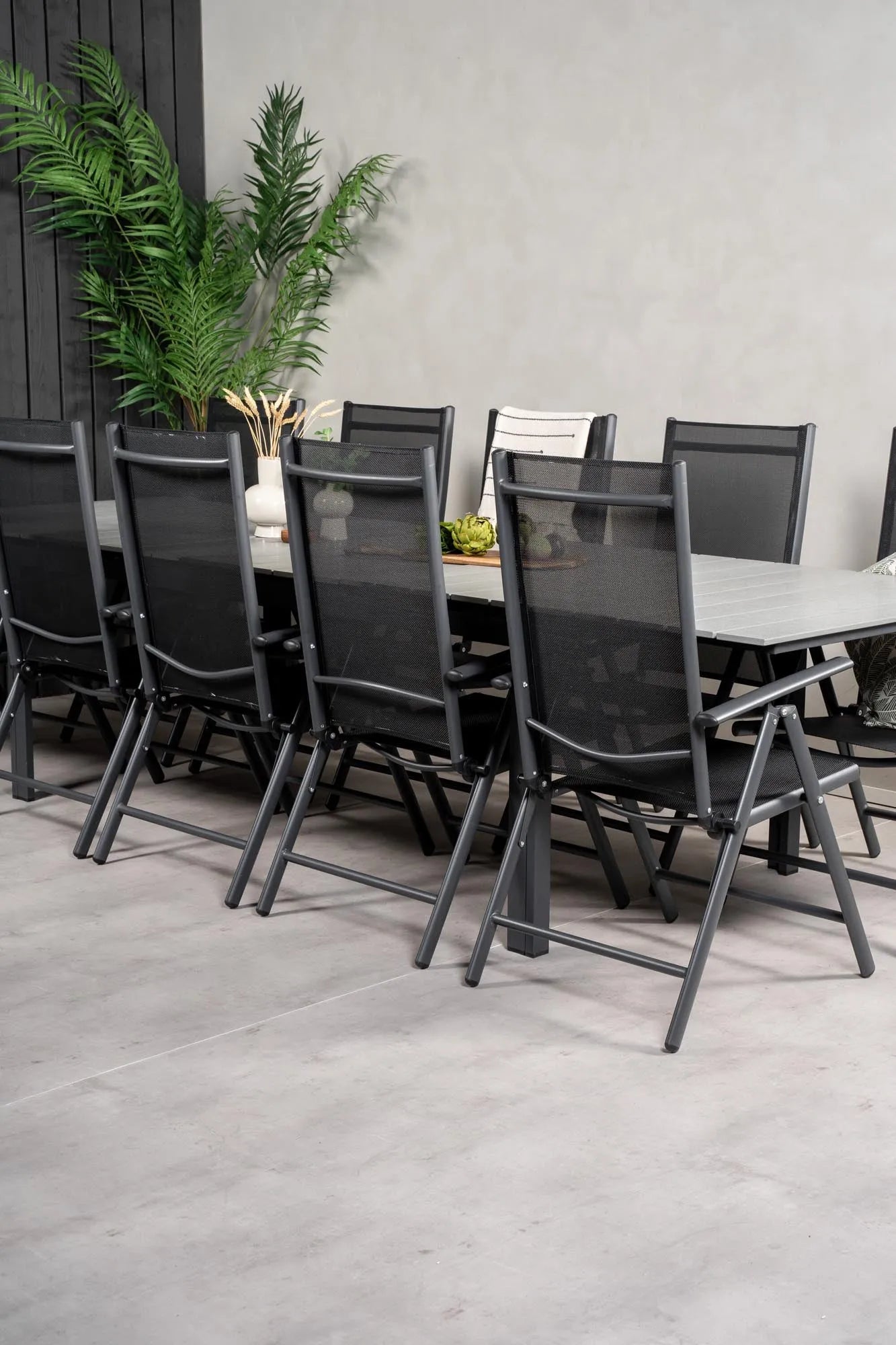 Robustes Outdoor-Tischset für 8, perfekt für gesellige Abende.