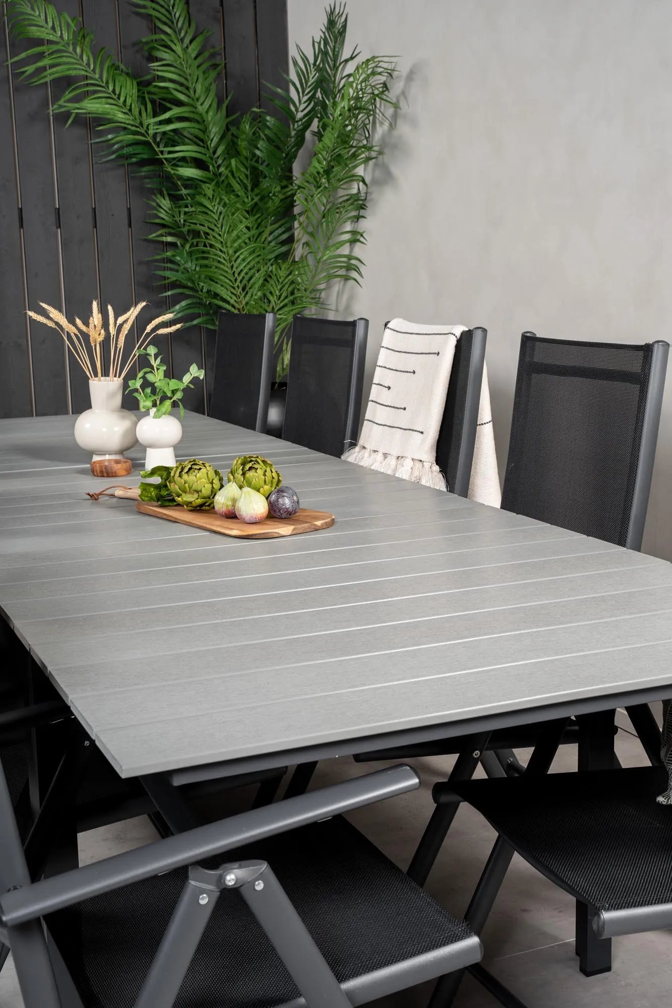 Modernes Outdoor-Tischset für 8, ideal für entspannte Sommerabende.