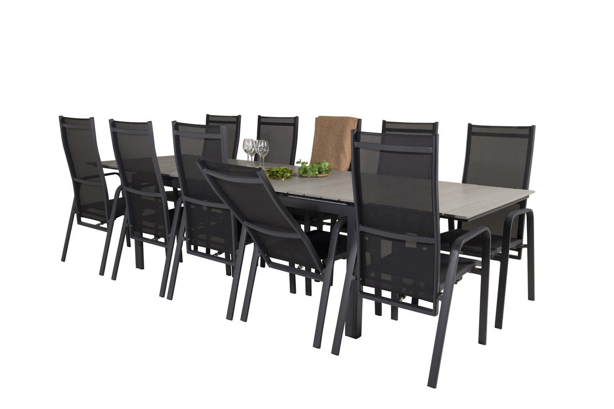 Rechteckiger Gartentisch mit grauer Aintwood-Platte und Aluminiumgestell, daneben zwei stapelbare Copacabana-Relaxsessel in Schwarz.