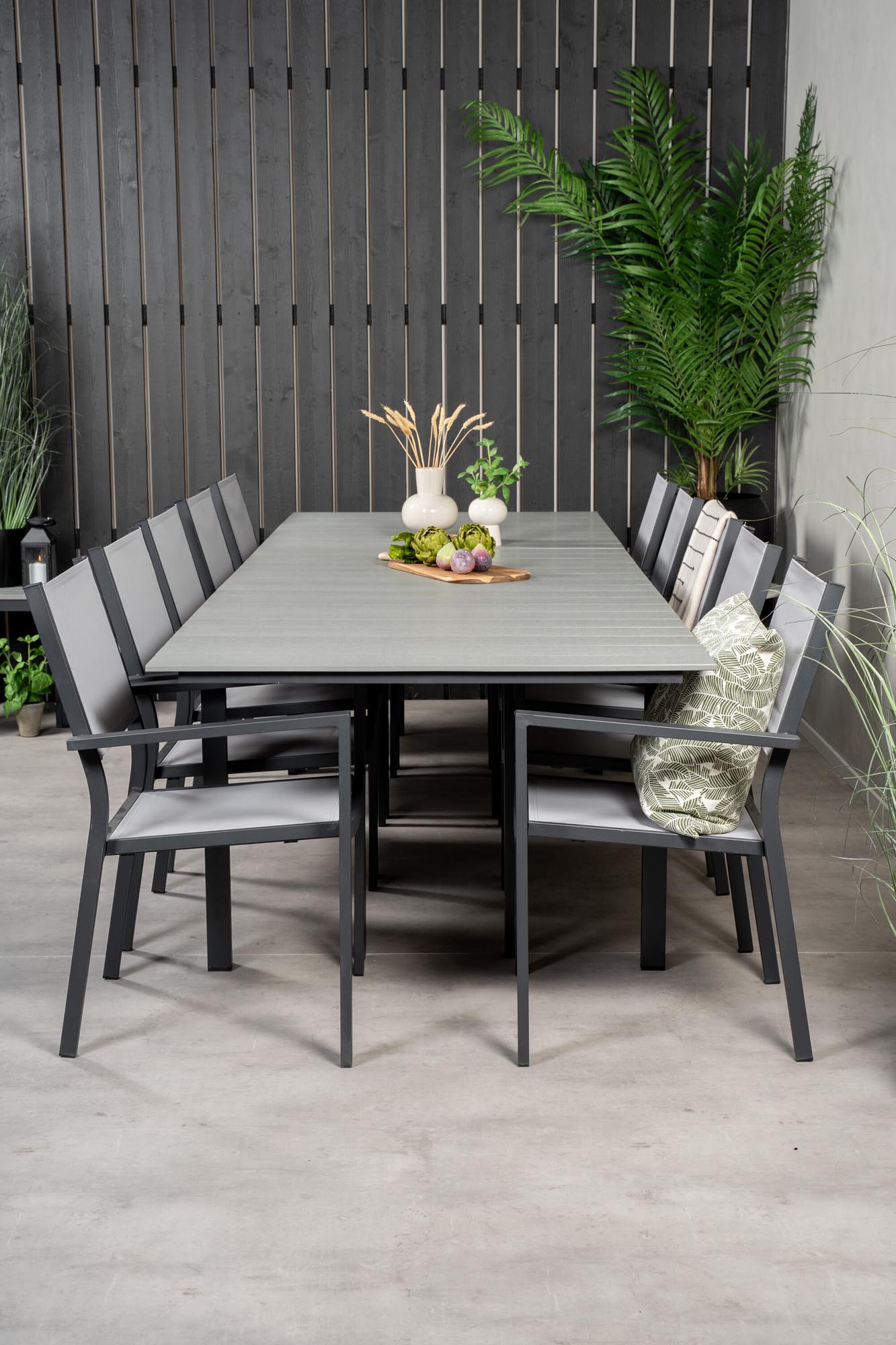 Levels Gartentisch 224/324 + Copacabana Arm Stuhl in Grau präsentiert im Onlineshop von KAQTU Design AG. Gartentischset ist von Venture Home