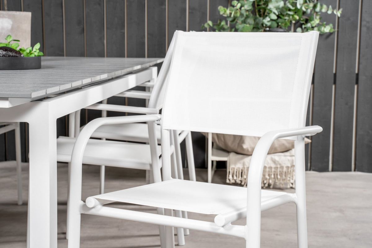 Weisses Gartentischset Levels & Santorini von Venture Home: rechteckiger Esstisch aus Aluminium und Aintwood mit stapelbaren Stühlen in Weiss.