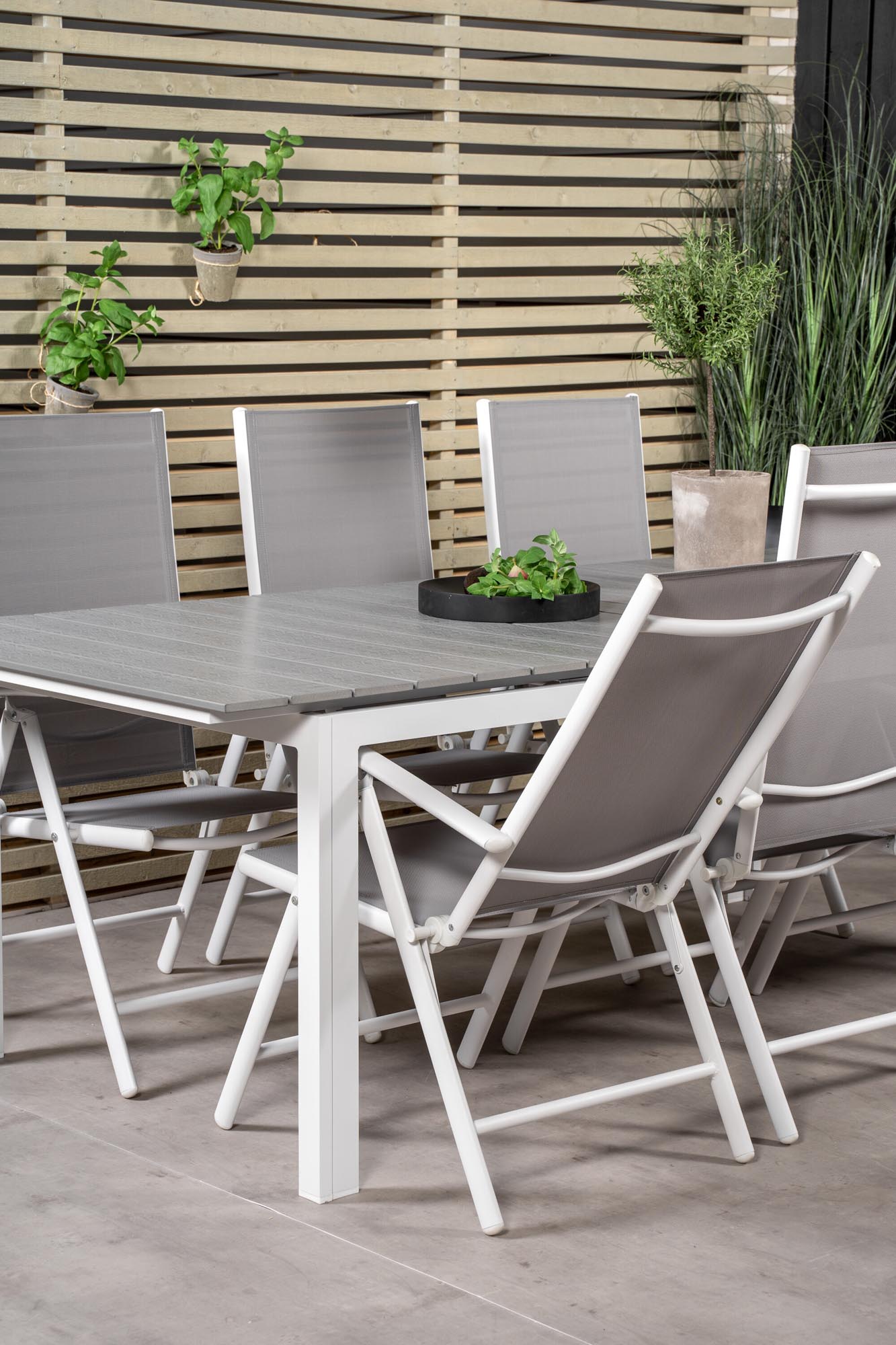 Robustes Tischset für 6, perfekt für gesellige Outdoor-Abende.