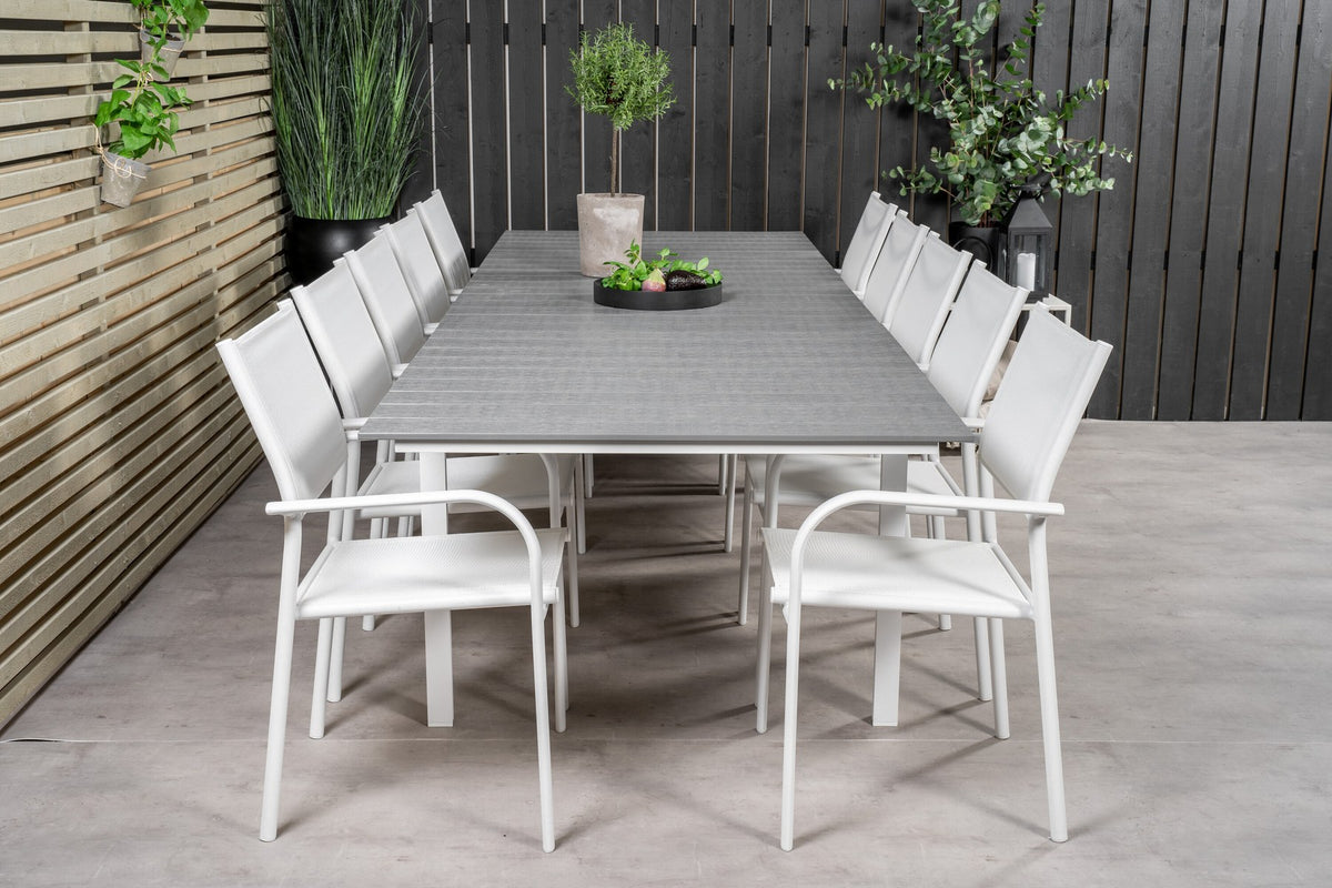 Weisses Gartentischset Levels & Santorini von Venture Home: rechteckiger Esstisch aus Aluminium und Aintwood mit stapelbaren Stühlen in Weiss.
