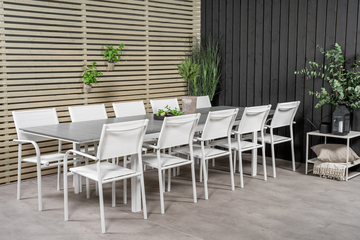 Weisses Gartentischset Levels & Santorini von Venture Home: rechteckiger Esstisch aus Aluminium und Aintwood mit stapelbaren Stühlen in Weiss.