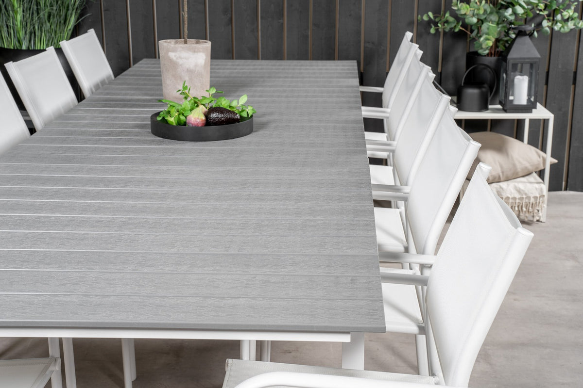 Weisses Gartentischset Levels & Santorini von Venture Home: rechteckiger Esstisch aus Aluminium und Aintwood mit stapelbaren Stühlen in Weiss.