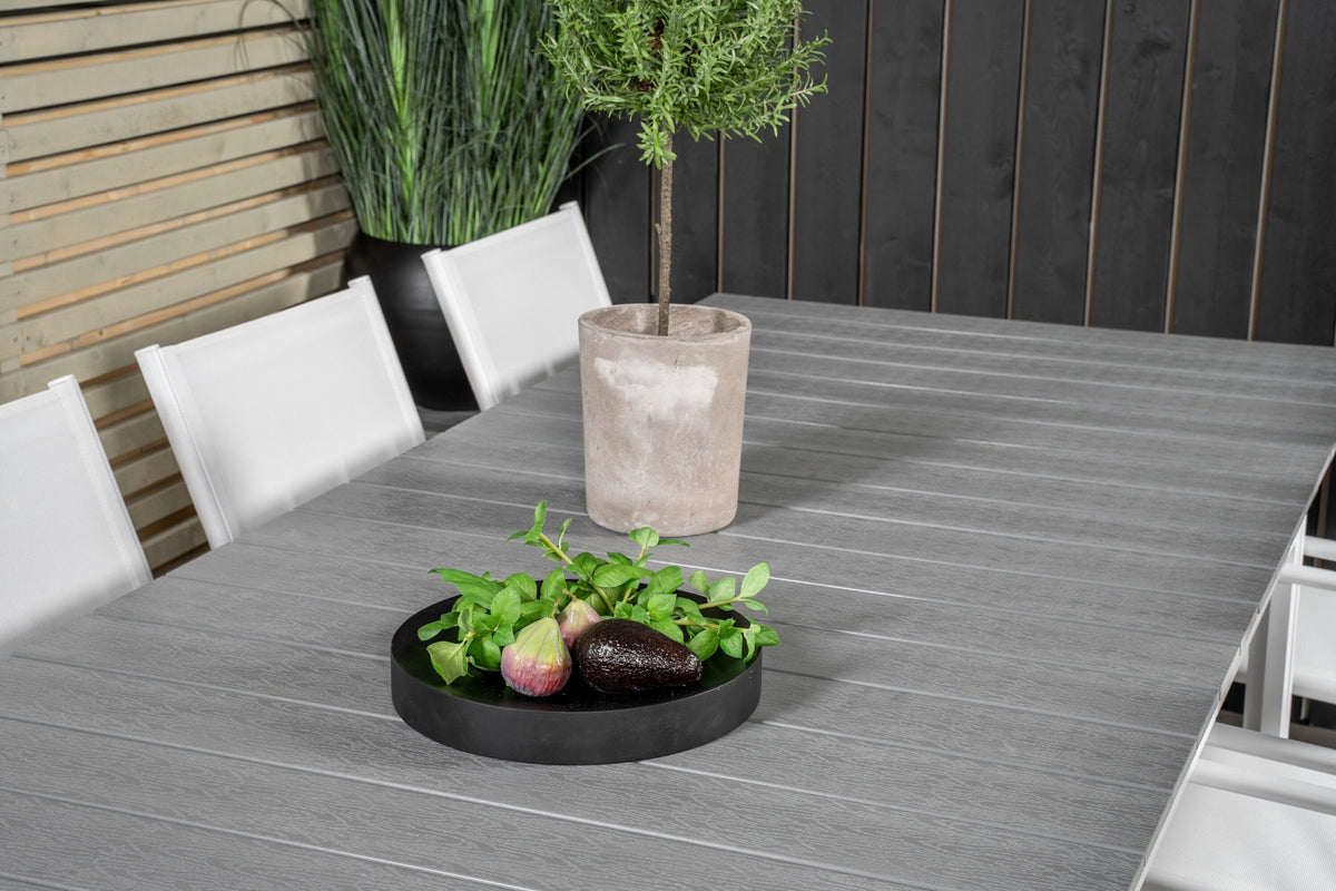 Weisses Gartentischset Levels & Santorini von Venture Home: rechteckiger Esstisch aus Aluminium und Aintwood mit stapelbaren Stühlen in Weiss.