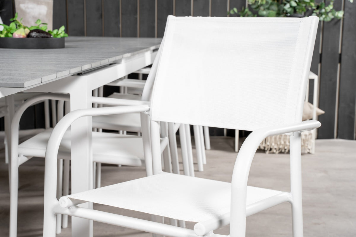 Weisses Gartentischset Levels & Santorini von Venture Home: rechteckiger Esstisch aus Aluminium und Aintwood mit stapelbaren Stühlen in Weiss.