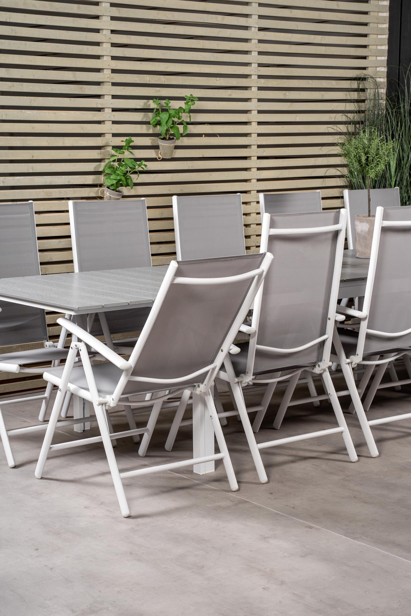 Stilvolles Venture Home Tischset für 8, ideal für Gartenpartys.