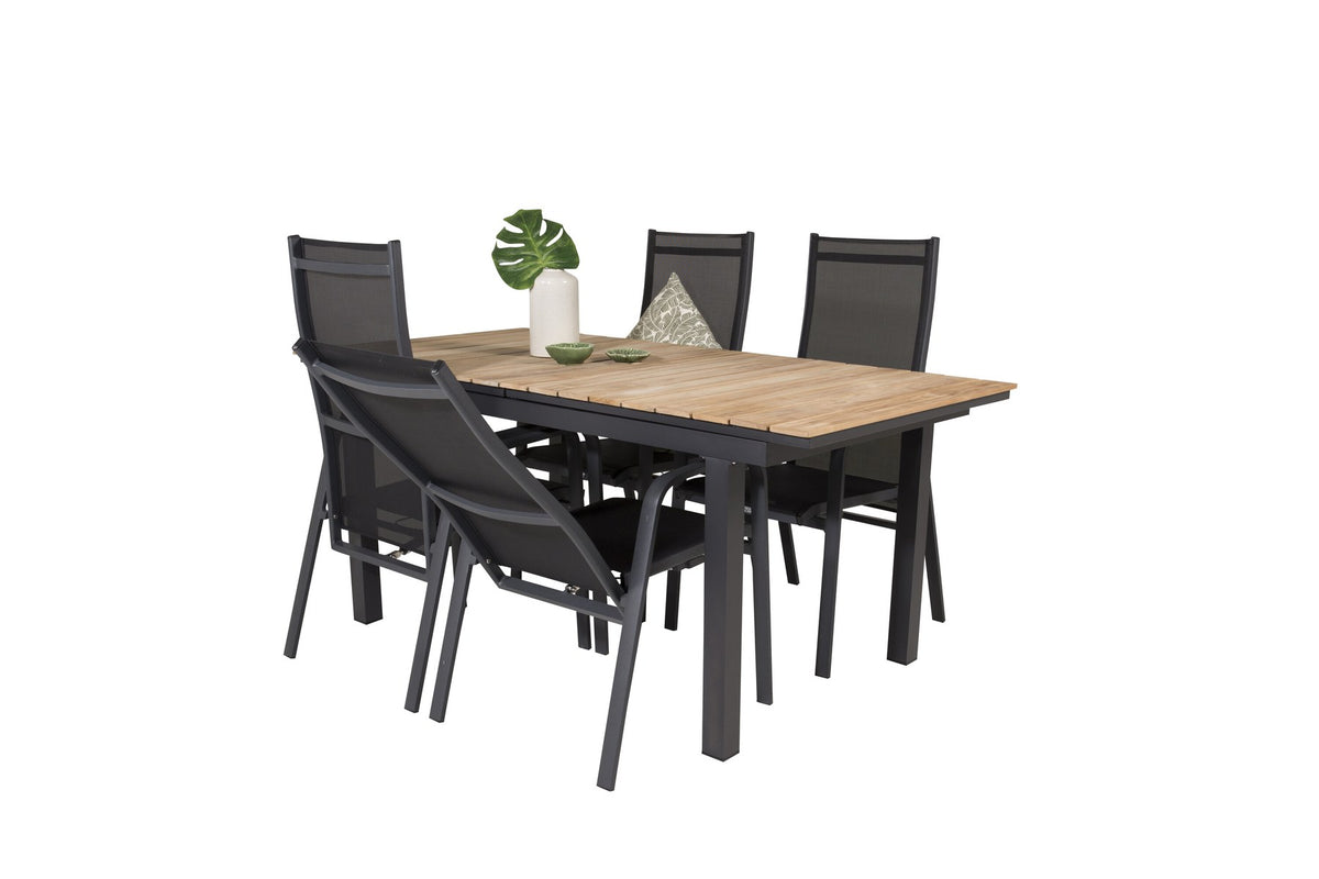 Zwei schwarze Relaxsessel Copacabana aus Aluminium mit Pulverbeschichtung neben rechteckigem Teak-Esstisch Mexico in Natur, Gartenmöbel-Set.