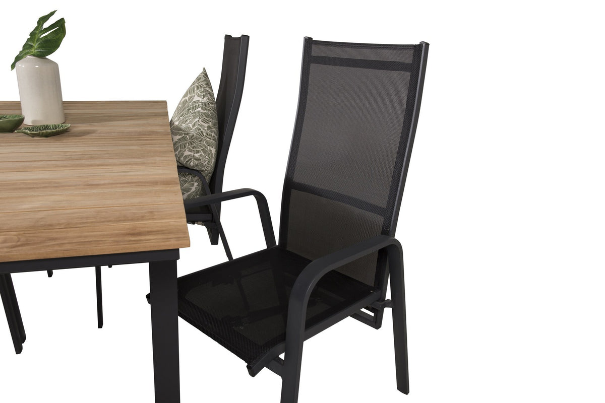 Zwei schwarze Relaxsessel Copacabana aus Aluminium mit Pulverbeschichtung neben rechteckigem Teak-Esstisch Mexico in Natur, Gartenmöbel-Set.