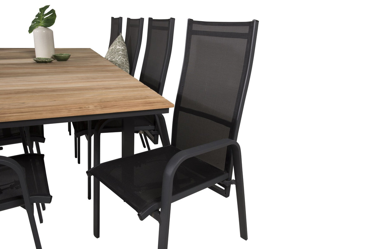 Zwei schwarze Relaxsessel Copacabana aus Aluminium mit Pulverbeschichtung neben rechteckigem Teak-Esstisch Mexico in Natur, Gartenmöbel-Set.