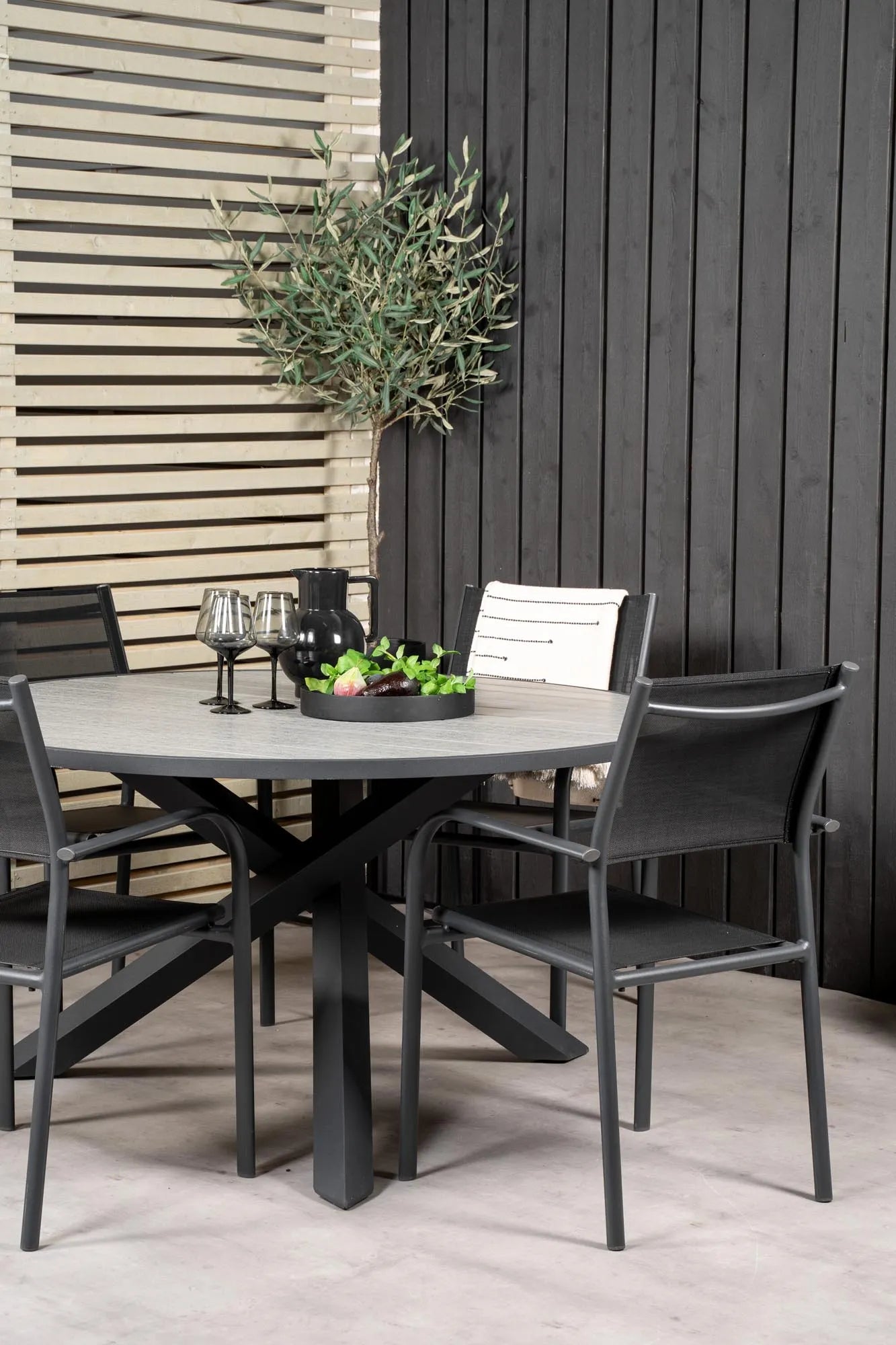 Elegantes Gartenset mit rundem Tisch aus Aintwood und modernen Stühlen, ideal für stilvolle Outdoor-Momente.