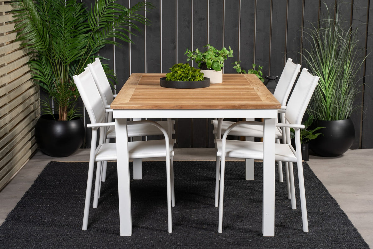 Weisses Gartentischset Santorini & Panama von Venture Home: zwei Stühle aus Aluminium und rechteckiger Tisch mit Teak-Tischplatte.