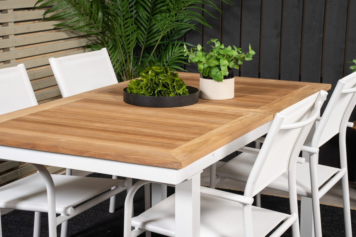 Weisses Gartentischset Santorini & Panama von Venture Home: zwei Stühle aus Aluminium und rechteckiger Tisch mit Teak-Tischplatte.