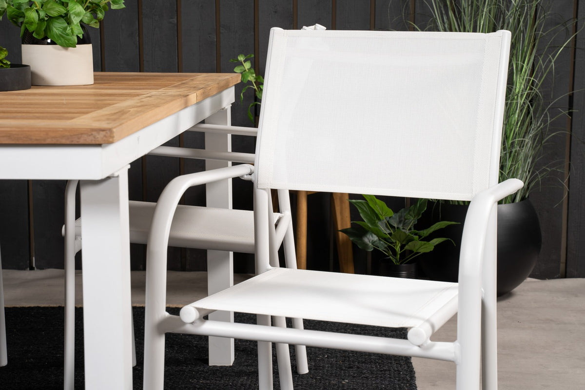 Weisses Gartentischset Santorini & Panama von Venture Home: zwei Stühle aus Aluminium und rechteckiger Tisch mit Teak-Tischplatte.