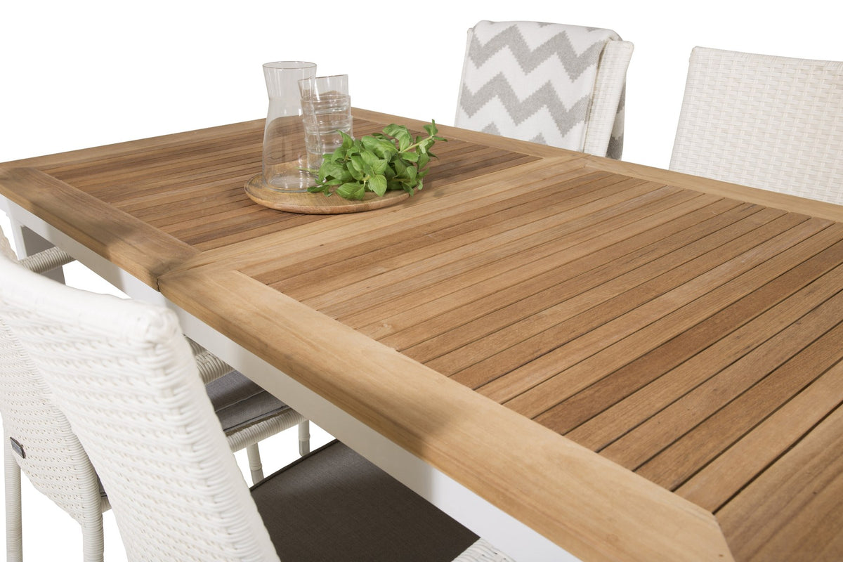 Zwei weisse Stapelstühle Anna und ausziehbarer Teak-Esstisch Panama mit Aluminium- und Stahlgestell, rechteckige Tischplatte in Naturholz-Optik.