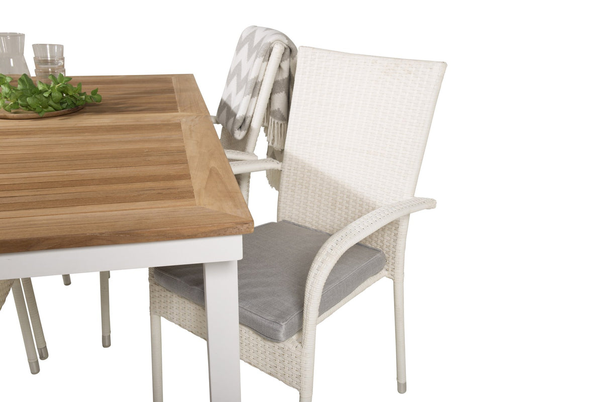 Zwei weisse Stapelstühle Anna und ausziehbarer Teak-Esstisch Panama mit Aluminium- und Stahlgestell, rechteckige Tischplatte in Naturholz-Optik.