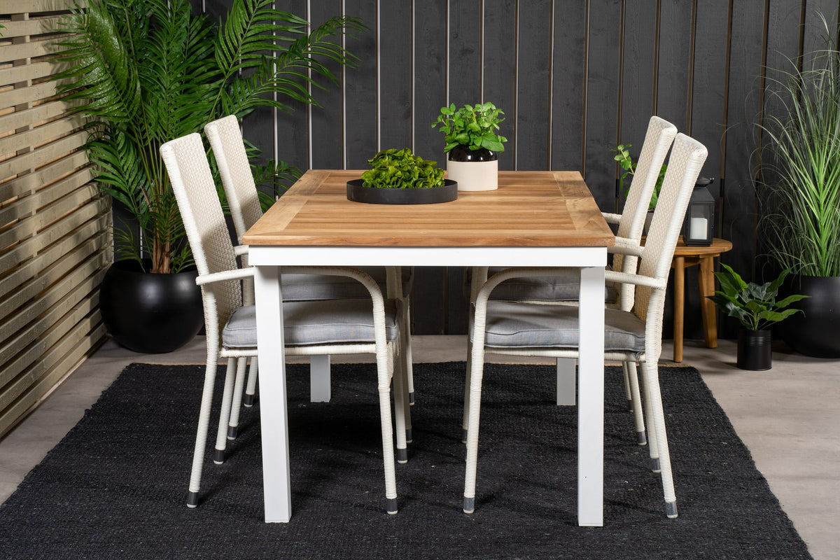Zwei weisse Stapelstühle Anna und ausziehbarer Teak-Esstisch Panama mit Aluminium- und Stahlgestell, rechteckige Tischplatte in Naturholz-Optik.