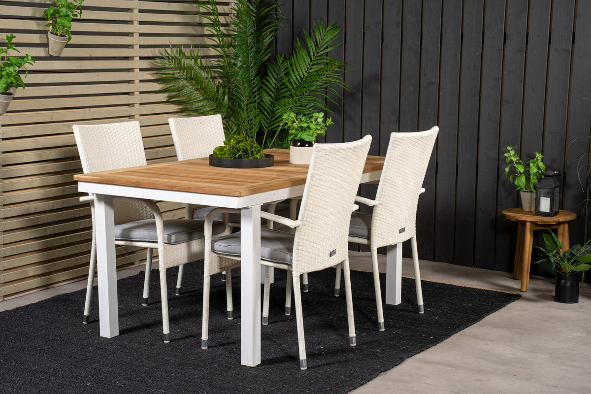 Zwei weisse Stapelstühle Anna und ausziehbarer Teak-Esstisch Panama mit Aluminium- und Stahlgestell, rechteckige Tischplatte in Naturholz-Optik.