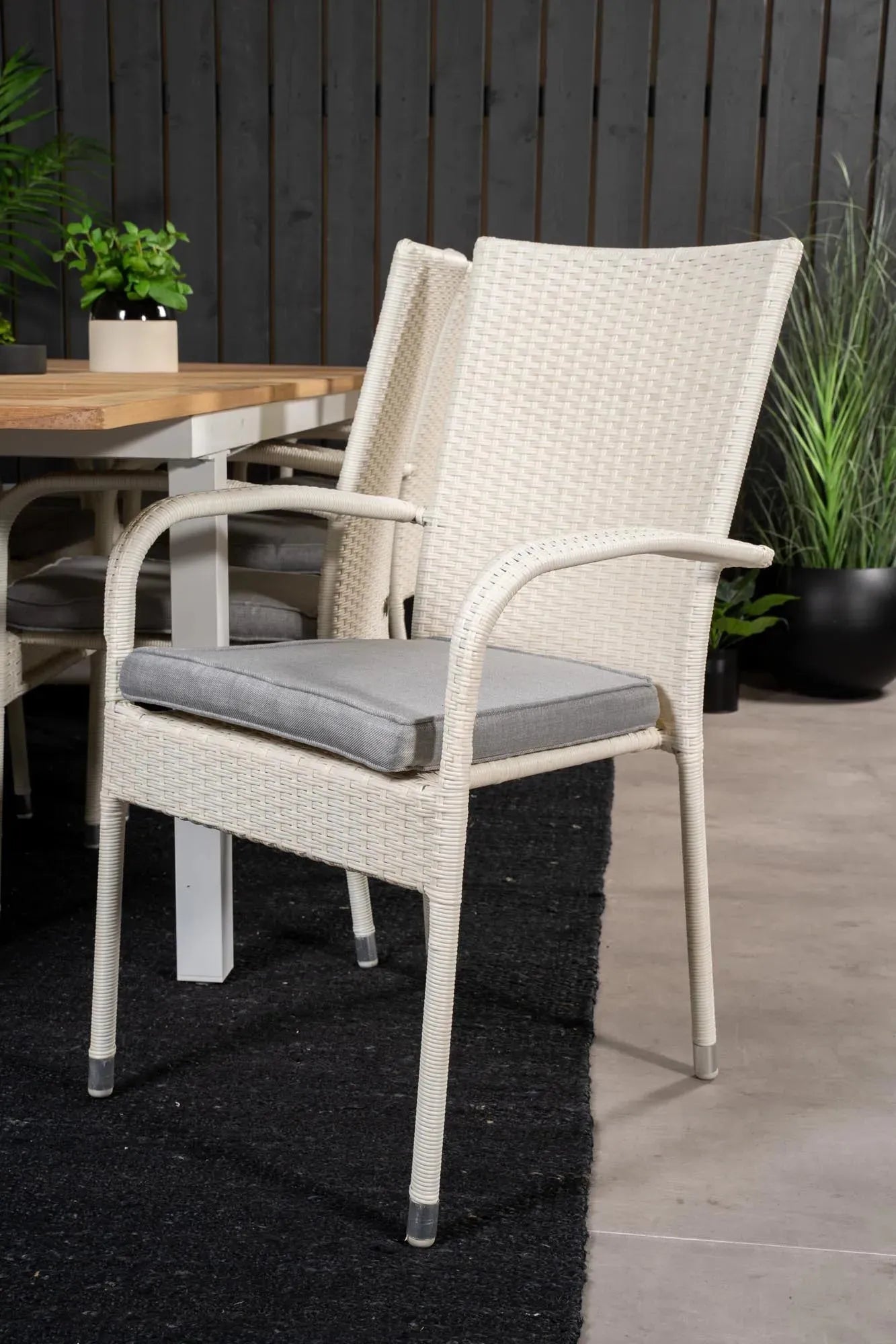 Elegantes Panama Tischset für 8, perfekt für Garten und Terrasse.