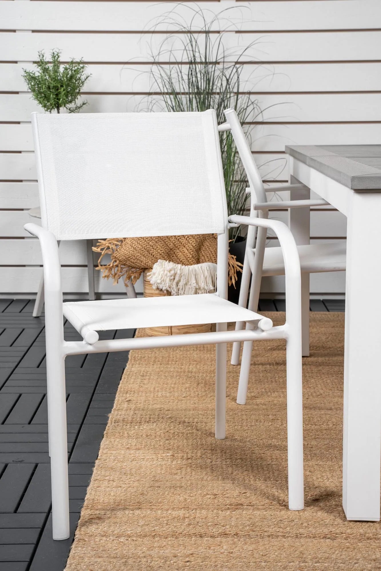 Elegantes Albany Set: Ausziehbarer Tisch & 4 Stühle für draußen.