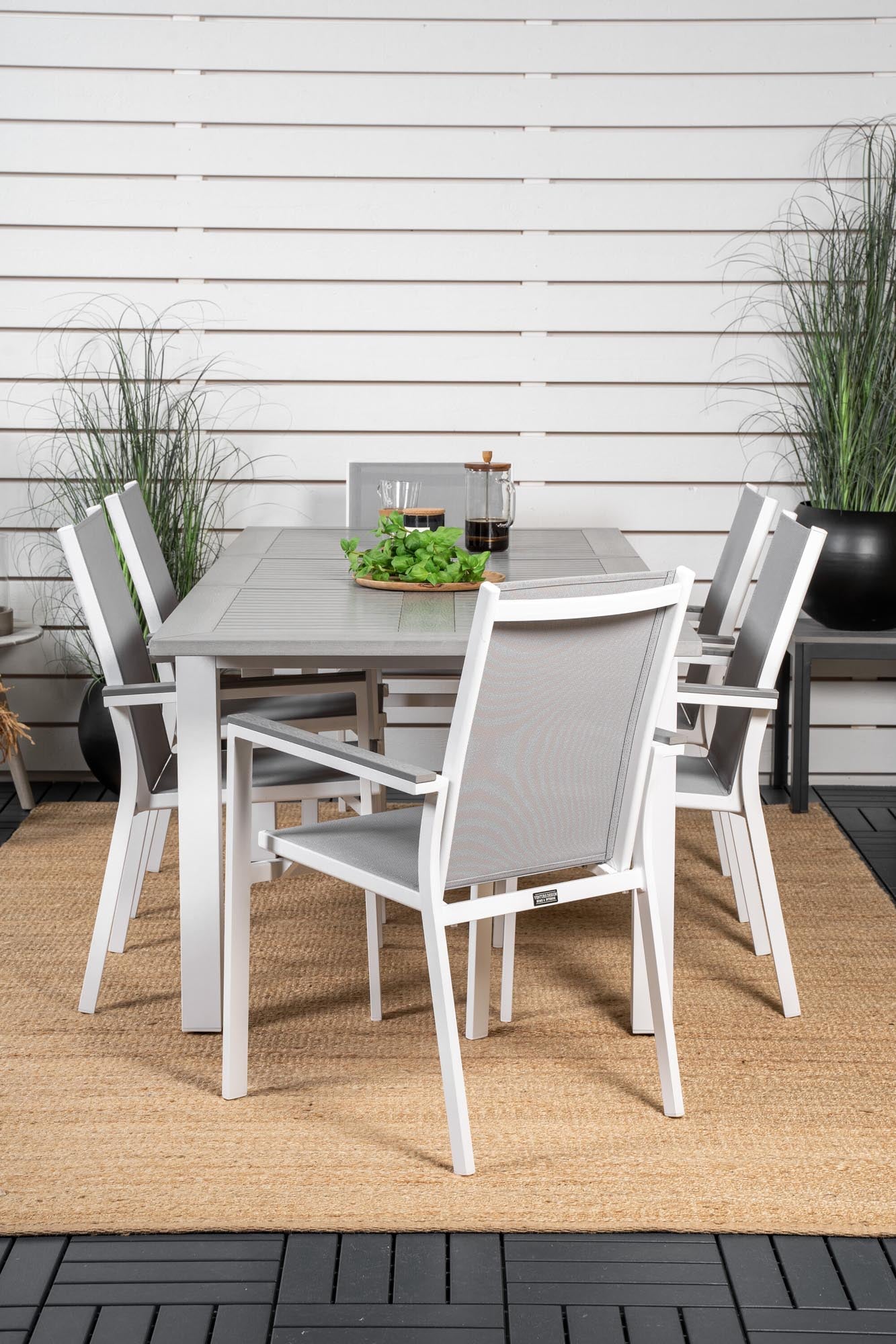 Elegantes Albany Tischset: Perfekte Wahl für stilvolle Gärten.