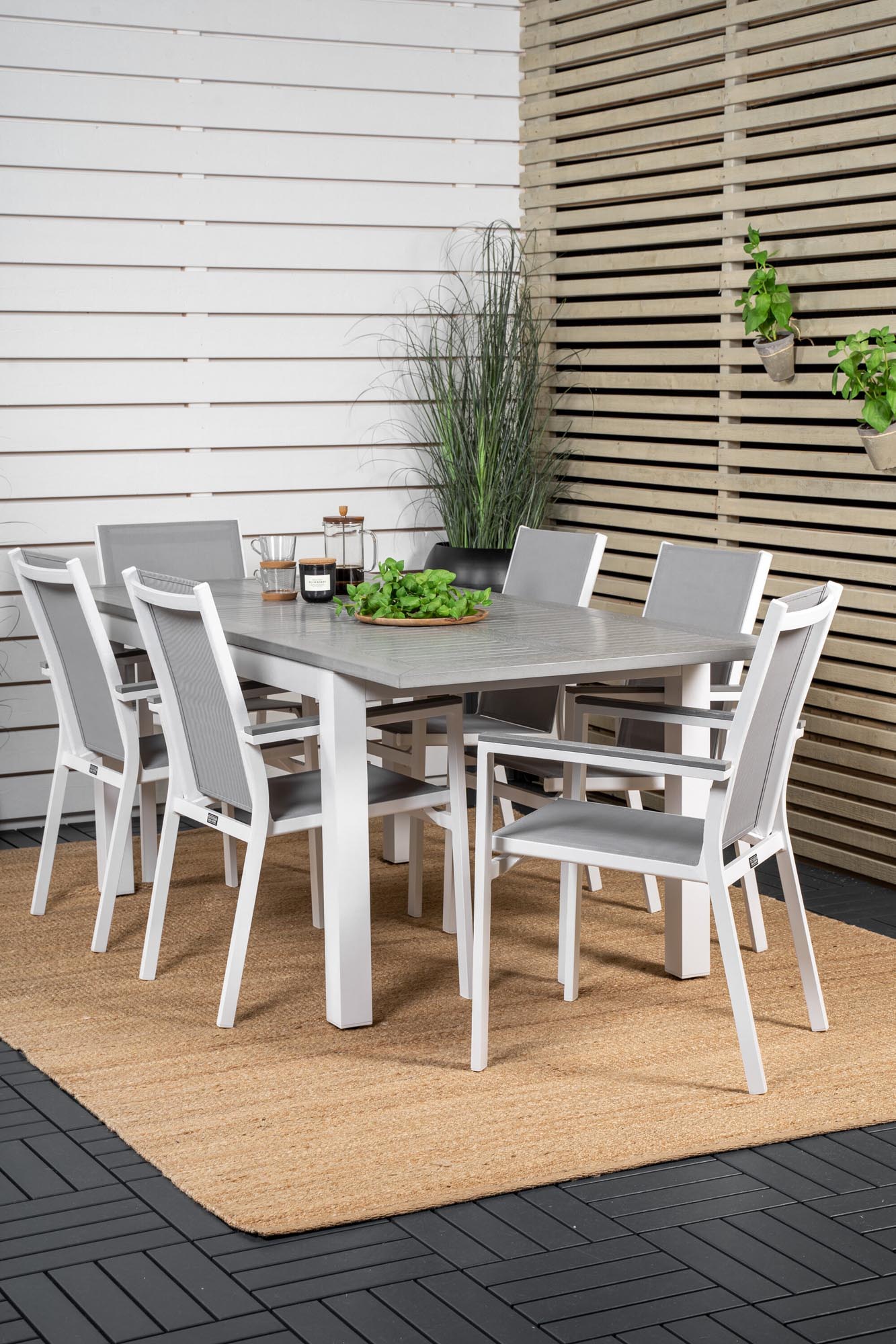 Venture Home: Robustes Albany Tischset für moderne Outdoor-Oasen.