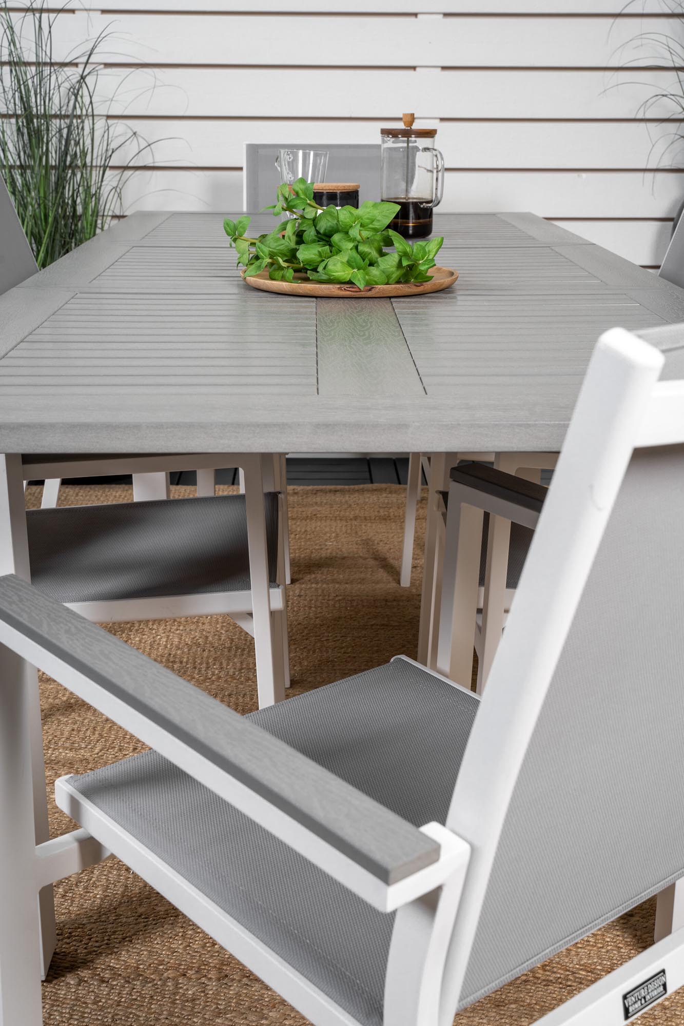 Stilvolles Albany Tischset: Ideal für zeitgemässe Outdoor-Bereiche.