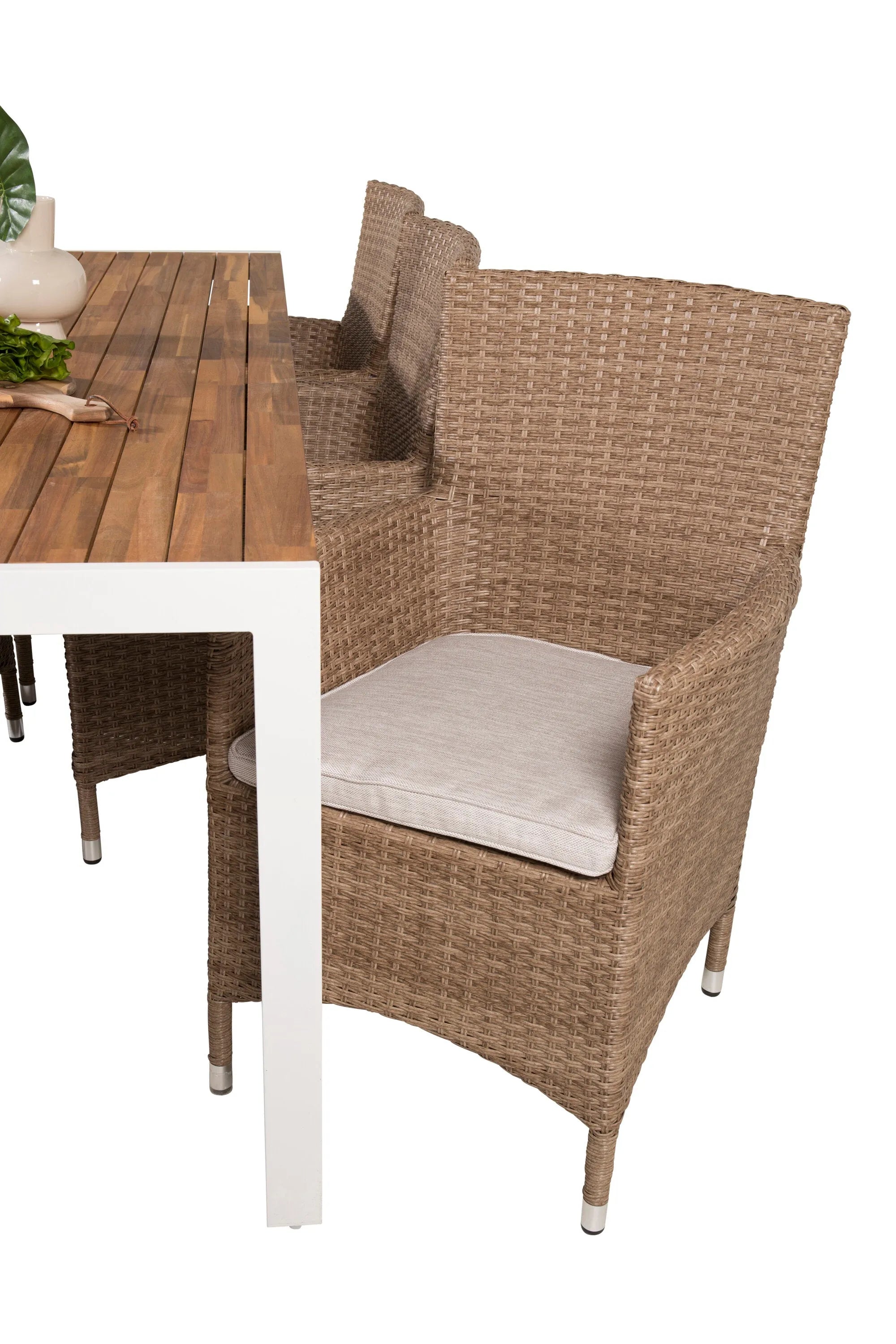 Elegantes Gartentisch-Set aus Akazienholz, ideal für stilvolle Outdoor-Dinner mit Familie und Freunden.