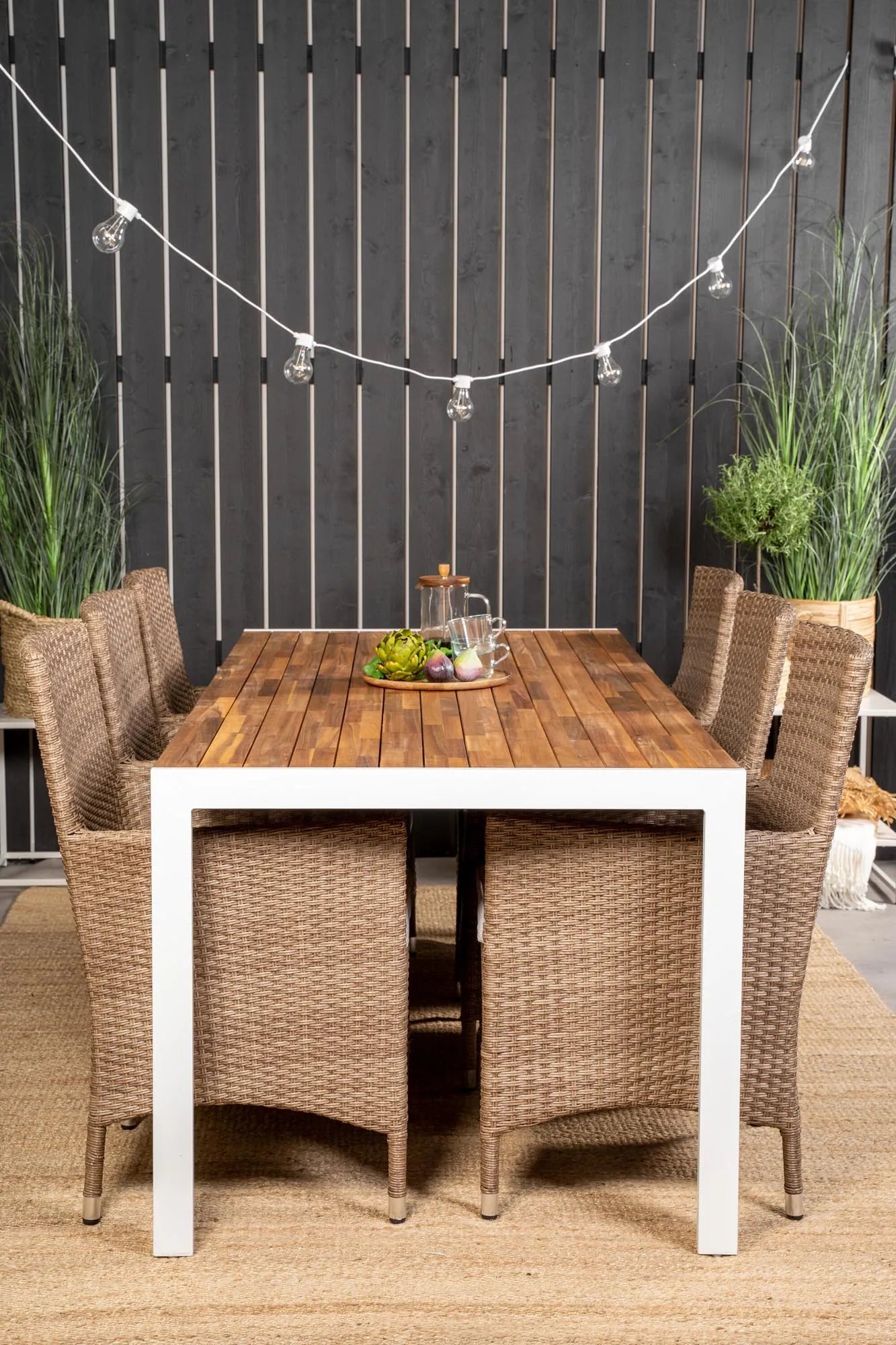 Elegantes Gartentisch-Set aus Akazienholz, ideal für stilvolle Outdoor-Dinner mit Familie und Freunden.