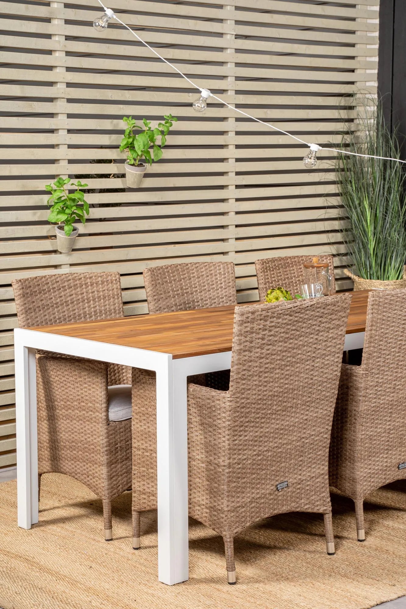 Elegantes Gartentisch-Set aus Akazienholz, ideal für stilvolle Outdoor-Dinner mit Familie und Freunden.