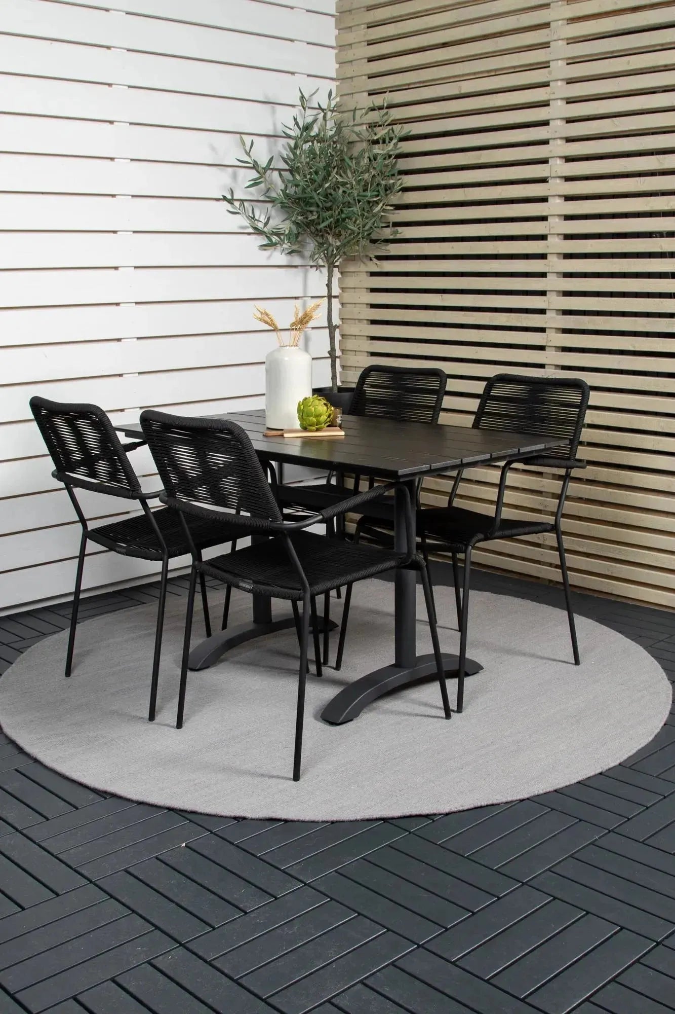 Stilvolles Denver Outdoor-Tischset: Wetterfester Tisch & bequeme Lindos Armstühle für elegante Sommerabende im Garten.