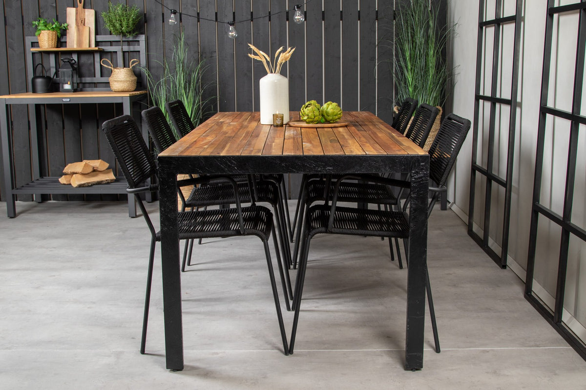 Gartentischset mit Tisch aus Akazienholz und Stahlbeinen sowie stapelbaren Stühlen mit pulverbeschichteter Oberfläche in Schwarz und Holz.