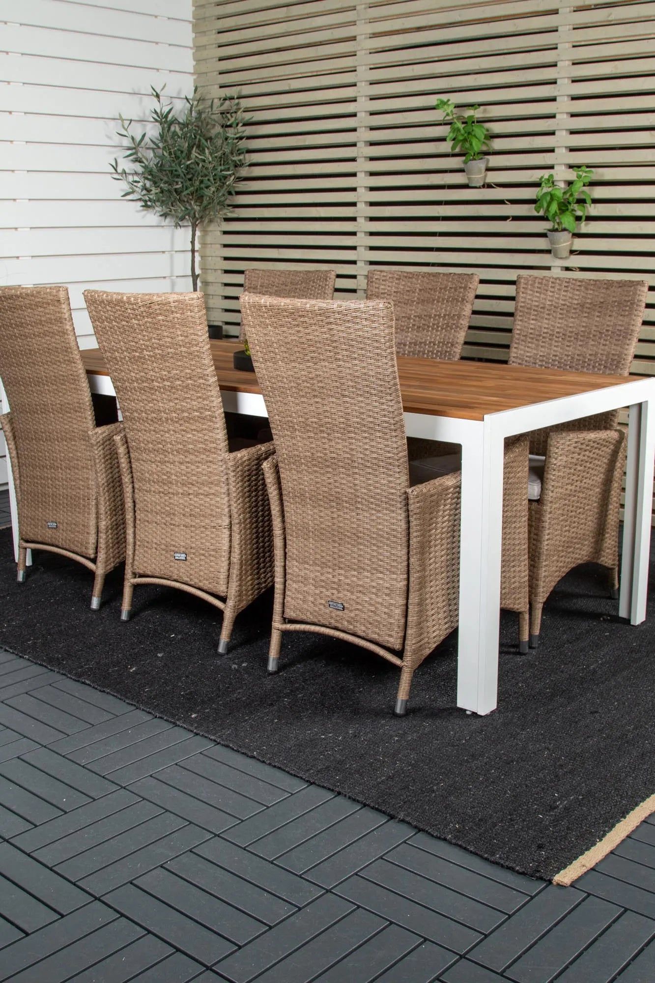 Robustes Venture Home Tischset für 6, perfekt für Gartenpartys.