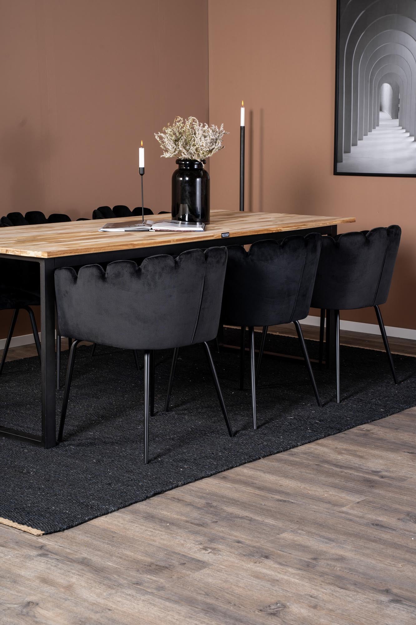 Elegantes Cirebon Esszimmerset mit Limhamn: Hochwertiger Teakholztisch und bequeme Samtstühle für gesellige Abende.
