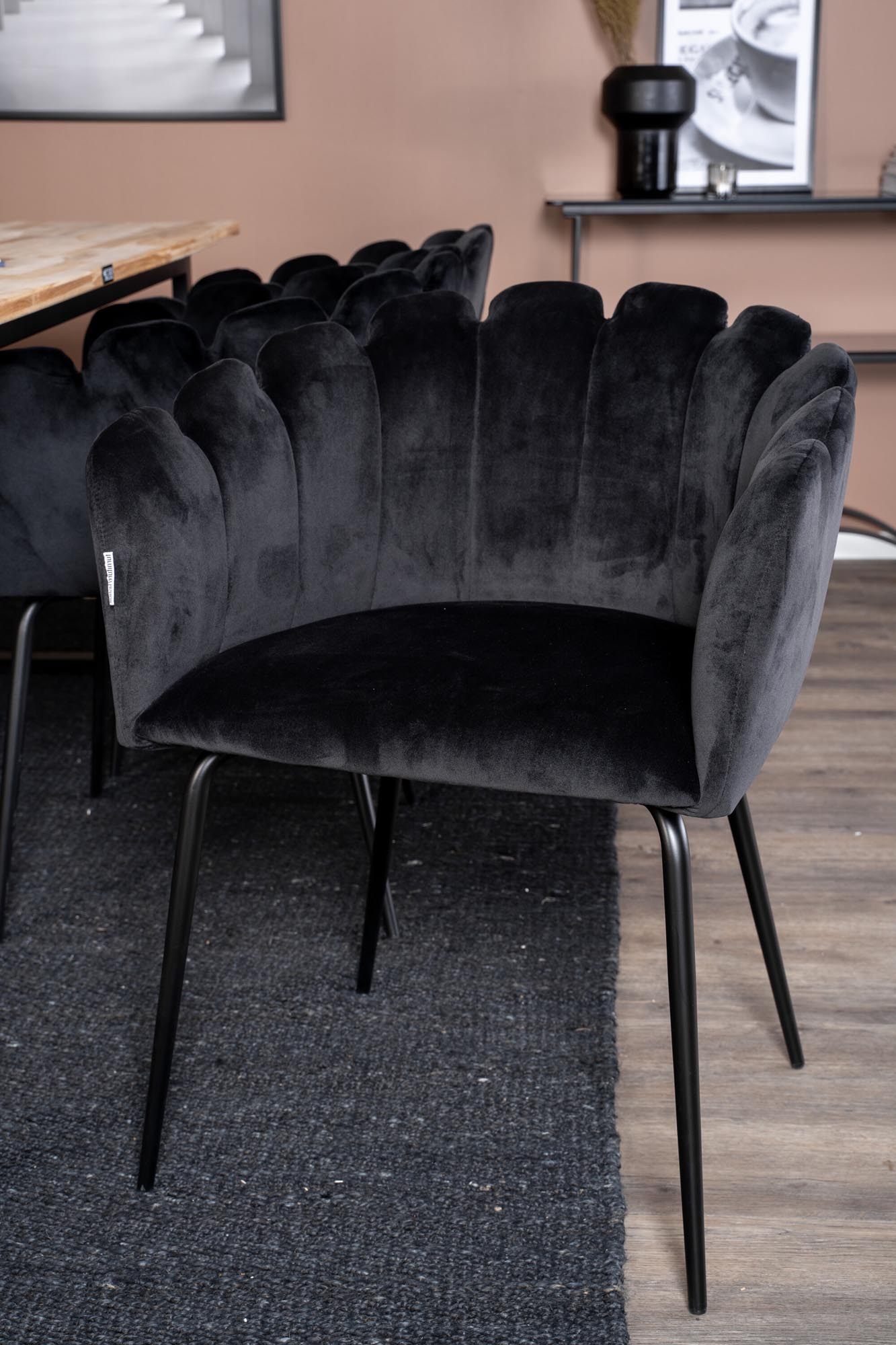 Cirebon Esszimmerset + Limhamn: Elegantes Teakholz und luxuriöse Samtstühle für stilvolle Esszimmermomente. Ideal für gesellige Abende.