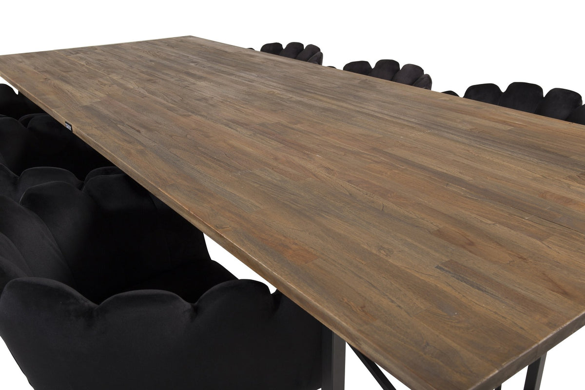 Padang Esstisch mit Teak-Platte und Stahlbeinen, kombiniert mit schwarzen Limhamn Stühlen aus Stahl und Polyester-Samt-Bezug.