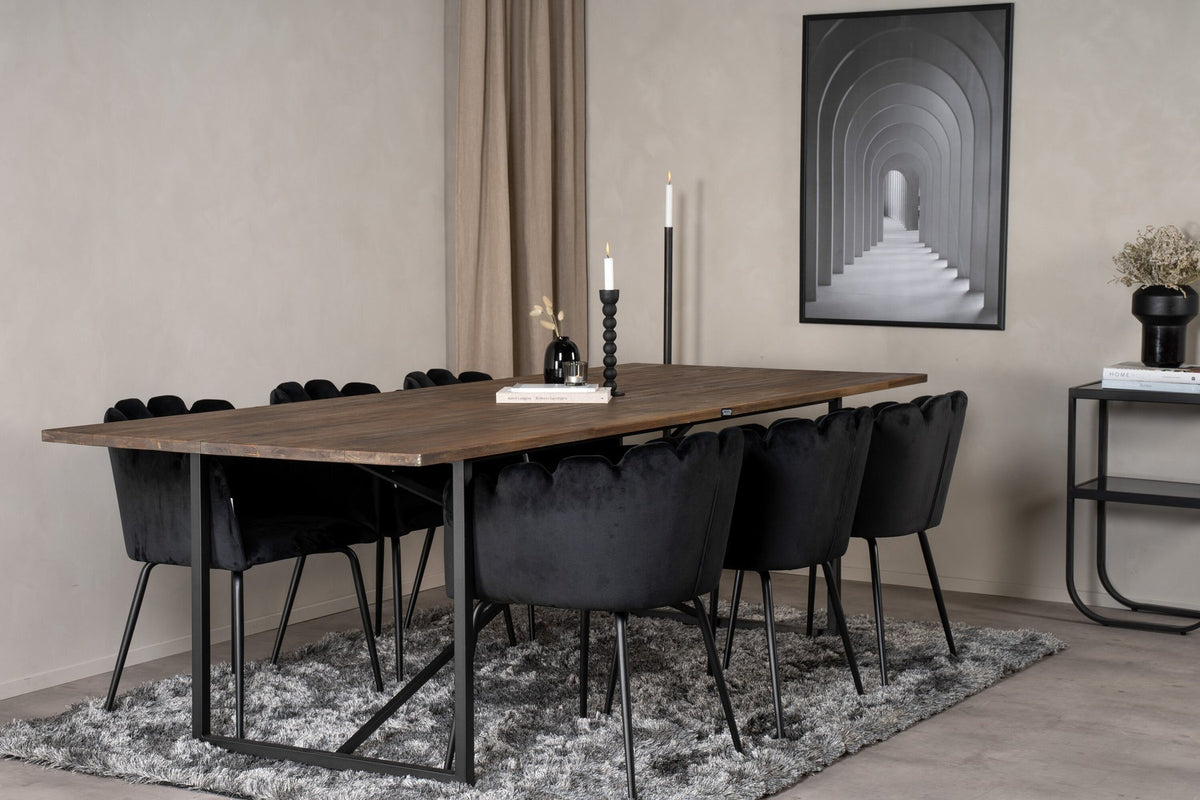 Padang Esstisch mit Teak-Platte und Stahlbeinen, kombiniert mit schwarzen Limhamn Stühlen aus Stahl und Polyester-Samt-Bezug.