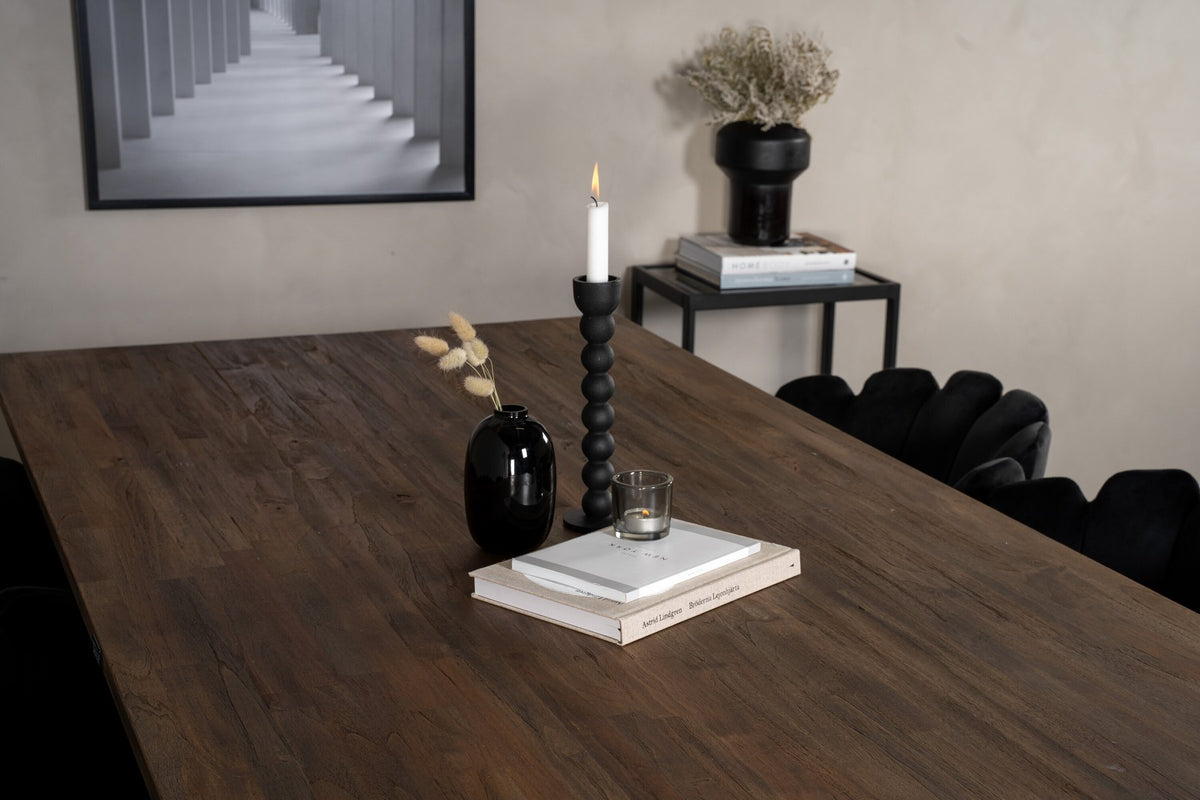 Padang Esstisch mit Teak-Platte und Stahlbeinen, kombiniert mit schwarzen Limhamn Stühlen aus Stahl und Polyester-Samt-Bezug.