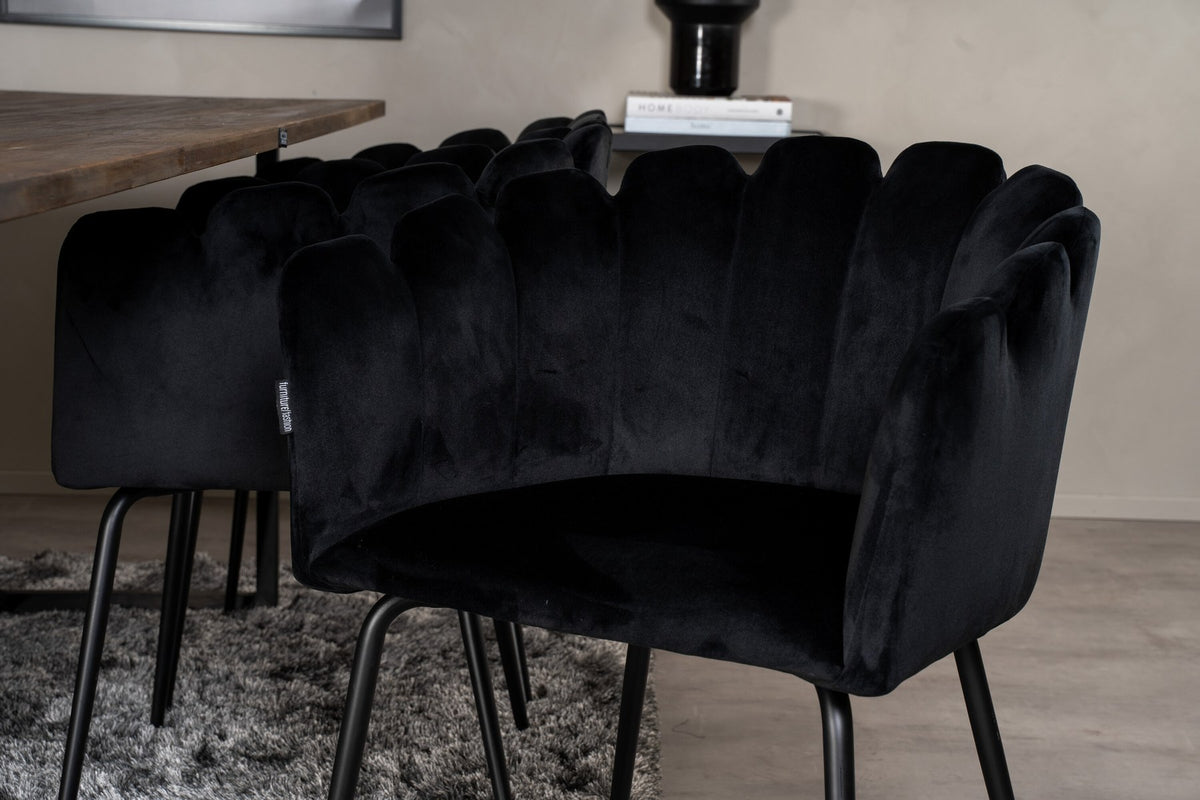 Padang Esstisch mit Teak-Platte und Stahlbeinen, kombiniert mit schwarzen Limhamn Stühlen aus Stahl und Polyester-Samt-Bezug.